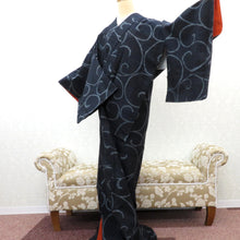 Load image into Gallery viewer, 紬 着物 本真綿織 正絹 紺 水色 唐草 袷 広衿 端布付き しつけ糸付き カジュアル着物 仕立て上がり 身丈159.5cm 未使用品