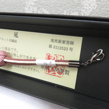 Load image into Gallery viewer, 和小物 羽織紐 女性用 翠嵐工房謹製 王冠マグネット 絹100%  ピンク・くすみピンク×ベージュ 正絹 レディース 組紐 和装小物 小田巻
