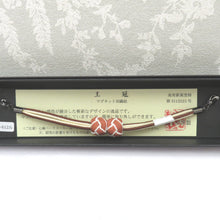 Load image into Gallery viewer, 和小物 羽織紐 女性用 翠嵐工房謹製 王冠マグネット 絹100%  キャロットオレンジ×白・茶×ベージュ 正絹 レディース 組紐 和装小物 小田巻