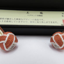 Load image into Gallery viewer, 和小物 羽織紐 女性用 翠嵐工房謹製 王冠マグネット 絹100%  キャロットオレンジ×白・茶×ベージュ 正絹 レディース 組紐 和装小物 小田巻