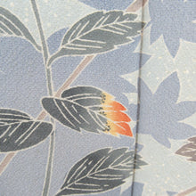 Load image into Gallery viewer, 訪問着 十日町友禅 岡村蒼風 作家物 落款入り 一つ紋入り ベージュx青色 パステル系 花文様 広衿 正絹 仕立て上がり着物 身丈159cm