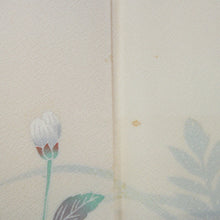 Load image into Gallery viewer, 訪問着 十日町友禅 岡村蒼風 作家物 落款入り 一つ紋入り ベージュx青色 パステル系 花文様 広衿 正絹 仕立て上がり着物 身丈159cm