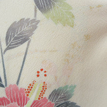 Load image into Gallery viewer, 訪問着 十日町友禅 岡村蒼風 作家物 落款入り 一つ紋入り ベージュx青色 パステル系 花文様 広衿 正絹 仕立て上がり着物 身丈159cm