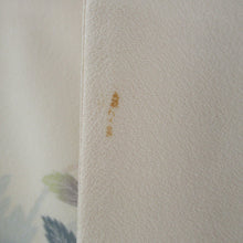 Load image into Gallery viewer, 訪問着 十日町友禅 岡村蒼風 作家物 落款入り 一つ紋入り ベージュx青色 パステル系 花文様 広衿 正絹 仕立て上がり着物 身丈159cm