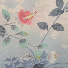 Load image into Gallery viewer, 訪問着 十日町友禅 岡村蒼風 作家物 落款入り 一つ紋入り ベージュx青色 パステル系 花文様 広衿 正絹 仕立て上がり着物 身丈159cm