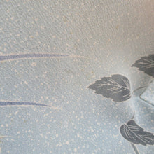 Load image into Gallery viewer, 訪問着 十日町友禅 岡村蒼風 作家物 落款入り 一つ紋入り ベージュx青色 パステル系 花文様 広衿 正絹 仕立て上がり着物 身丈159cm