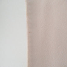 Load image into Gallery viewer, 訪問着 十日町友禅 岡村蒼風 作家物 落款入り 一つ紋入り ベージュx青色 パステル系 花文様 広衿 正絹 仕立て上がり着物 身丈159cm