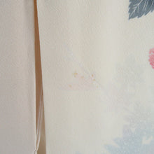 Load image into Gallery viewer, 訪問着 十日町友禅 岡村蒼風 作家物 落款入り 一つ紋入り ベージュx青色 パステル系 花文様 広衿 正絹 仕立て上がり着物 身丈159cm