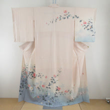 Load image into Gallery viewer, 訪問着 十日町友禅 岡村蒼風 作家物 落款入り 一つ紋入り ベージュx青色 パステル系 花文様 広衿 正絹 仕立て上がり着物 身丈159cm