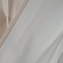 Load image into Gallery viewer, 訪問着 十日町友禅 岡村蒼風 作家物 落款入り 一つ紋入り ベージュx青色 パステル系 花文様 広衿 正絹 仕立て上がり着物 身丈159cm