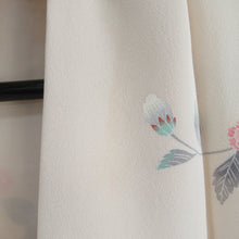 Load image into Gallery viewer, 訪問着 十日町友禅 岡村蒼風 作家物 落款入り 一つ紋入り ベージュx青色 パステル系 花文様 広衿 正絹 仕立て上がり着物 身丈159cm