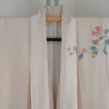 Load image into Gallery viewer, 訪問着 十日町友禅 岡村蒼風 作家物 落款入り 一つ紋入り ベージュx青色 パステル系 花文様 広衿 正絹 仕立て上がり着物 身丈159cm