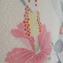Load image into Gallery viewer, 訪問着 十日町友禅 岡村蒼風 作家物 落款入り 一つ紋入り ベージュx青色 パステル系 花文様 広衿 正絹 仕立て上がり着物 身丈159cm