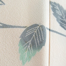 Load image into Gallery viewer, 訪問着 十日町友禅 岡村蒼風 作家物 落款入り 一つ紋入り ベージュx青色 パステル系 花文様 広衿 正絹 仕立て上がり着物 身丈159cm