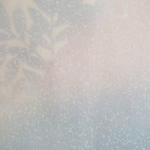 Load image into Gallery viewer, 訪問着 十日町友禅 岡村蒼風 作家物 落款入り 一つ紋入り ベージュx青色 パステル系 花文様 広衿 正絹 仕立て上がり着物 身丈159cm