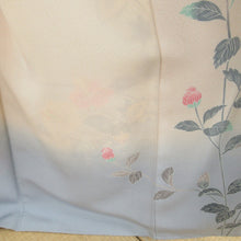 Load image into Gallery viewer, 訪問着 十日町友禅 岡村蒼風 作家物 落款入り 一つ紋入り ベージュx青色 パステル系 花文様 広衿 正絹 仕立て上がり着物 身丈159cm