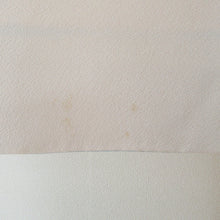 Load image into Gallery viewer, 訪問着 十日町友禅 岡村蒼風 作家物 落款入り 一つ紋入り ベージュx青色 パステル系 花文様 広衿 正絹 仕立て上がり着物 身丈159cm