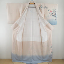 Load image into Gallery viewer, 訪問着 十日町友禅 岡村蒼風 作家物 落款入り 一つ紋入り ベージュx青色 パステル系 花文様 広衿 正絹 仕立て上がり着物 身丈159cm