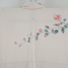 Load image into Gallery viewer, 訪問着 十日町友禅 岡村蒼風 作家物 落款入り 一つ紋入り ベージュx青色 パステル系 花文様 広衿 正絹 仕立て上がり着物 身丈159cm