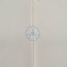 Load image into Gallery viewer, 訪問着 十日町友禅 岡村蒼風 作家物 落款入り 一つ紋入り ベージュx青色 パステル系 花文様 広衿 正絹 仕立て上がり着物 身丈159cm