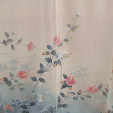 Load image into Gallery viewer, 訪問着 十日町友禅 岡村蒼風 作家物 落款入り 一つ紋入り ベージュx青色 パステル系 花文様 広衿 正絹 仕立て上がり着物 身丈159cm