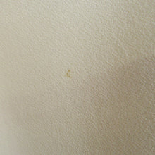 Load image into Gallery viewer, 訪問着 十日町友禅 岡村蒼風 作家物 落款入り 一つ紋入り ベージュx青色 パステル系 花文様 広衿 正絹 仕立て上がり着物 身丈159cm