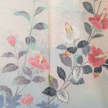 Load image into Gallery viewer, 訪問着 十日町友禅 岡村蒼風 作家物 落款入り 一つ紋入り ベージュx青色 パステル系 花文様 広衿 正絹 仕立て上がり着物 身丈159cm