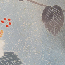 Load image into Gallery viewer, 訪問着 十日町友禅 岡村蒼風 作家物 落款入り 一つ紋入り ベージュx青色 パステル系 花文様 広衿 正絹 仕立て上がり着物 身丈159cm