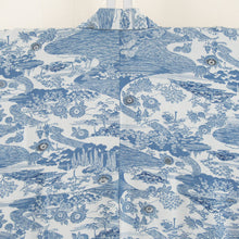 Load image into Gallery viewer, 小紋 水色x薄青色 藍染 縮緬 風景に人物模様 正絹 袷 バチ衿 仕立て上がり着物 身丈154cm