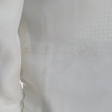 Load image into Gallery viewer, 小紋 緑色x白色 切嵌 小花に幾何学模様 正絹 袷 広衿 仕立て上がり着物 身丈153cm