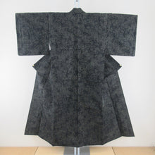 Load image into Gallery viewer, 紬 着物 四角に花模様 黒色x黄色 単衣 バチ衿 絹 仕立て上がり着物 身丈146.5cm