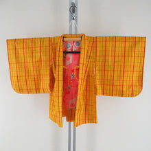 Load image into Gallery viewer, 子供着物 絹 紬 格子模様 黄色x赤色 女児用 アンサンブル 身丈90.5cm