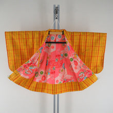 Load image into Gallery viewer, 子供着物 絹 紬 格子模様 黄色x赤色 女児用 アンサンブル 身丈90.5cm
