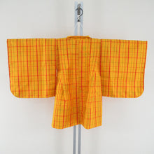 Load image into Gallery viewer, 子供着物 絹 紬 格子模様 黄色x赤色 女児用 アンサンブル 身丈90.5cm