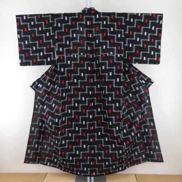 木綿着物 絣模様 単衣 バチ衿 黒色ｘ白色ｘ赤色 仕立て上がり着物 レトロ 身丈150cm 【キモノオフ野々市若松店】 木綿着物 絣模様 単衣 バチ衿 黒色x白色x赤色 仕立て上がり着物