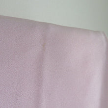 Load image into Gallery viewer, 付下げ ピンク色x薄紫色x金色 流水に花車文様 袷 広衿 一つ紋 木瓜紋 正絹 仕立て上がり着物 身丈159cm