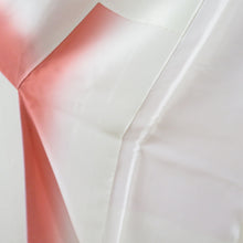 Load image into Gallery viewer, 付下げ ピンク色x薄紫色x金色 流水に花車文様 袷 広衿 一つ紋 木瓜紋 正絹 仕立て上がり着物 身丈159cm