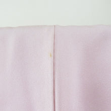 Load image into Gallery viewer, 付下げ ピンク色x薄紫色x金色 流水に花車文様 袷 広衿 一つ紋 木瓜紋 正絹 仕立て上がり着物 身丈159cm