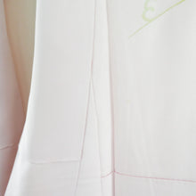 Load image into Gallery viewer, 付下げ ピンク色x薄紫色x金色 流水に花車文様 袷 広衿 一つ紋 木瓜紋 正絹 仕立て上がり着物 身丈159cm