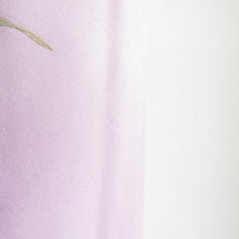 Load image into Gallery viewer, 付下げ ピンク色x薄紫色x金色 流水に花車文様 袷 広衿 一つ紋 木瓜紋 正絹 仕立て上がり着物 身丈159cm