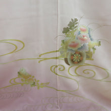 Load image into Gallery viewer, 付下げ ピンク色x薄紫色x金色 流水に花車文様 袷 広衿 一つ紋 木瓜紋 正絹 仕立て上がり着物 身丈159cm