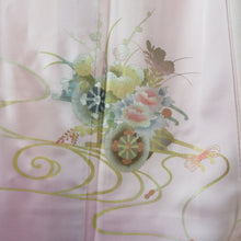 Load image into Gallery viewer, 付下げ ピンク色x薄紫色x金色 流水に花車文様 袷 広衿 一つ紋 木瓜紋 正絹 仕立て上がり着物 身丈159cm