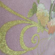 Load image into Gallery viewer, 付下げ ピンク色x薄紫色x金色 流水に花車文様 袷 広衿 一つ紋 木瓜紋 正絹 仕立て上がり着物 身丈159cm