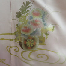 Load image into Gallery viewer, 付下げ ピンク色x薄紫色x金色 流水に花車文様 袷 広衿 一つ紋 木瓜紋 正絹 仕立て上がり着物 身丈159cm