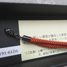 Load image into Gallery viewer, 和小物 羽織紐 女性用 翠嵐工房謹製 王冠マグネット 絹100%  樺色×白・カッパーレッド 正絹 レディース 組紐 和装小物 小田巻
