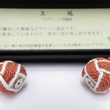 Load image into Gallery viewer, 和小物 羽織紐 女性用 翠嵐工房謹製 王冠マグネット 絹100%  樺色×白・カッパーレッド 正絹 レディース 組紐 和装小物 小田巻