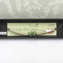Load image into Gallery viewer, 和小物 羽織紐 女性用 翠嵐工房謹製 王冠マグネット 絹100%  抹茶色×白・ベージュ 正絹 レディース 組紐 和装小物 小田巻