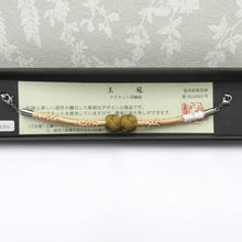 Load image into Gallery viewer, 和小物 羽織紐 女性用 翠嵐工房謹製 王冠マグネット 絹100%  カラシ色・ペールオレンジ 正絹 レディース 組紐 和装小物 小田巻