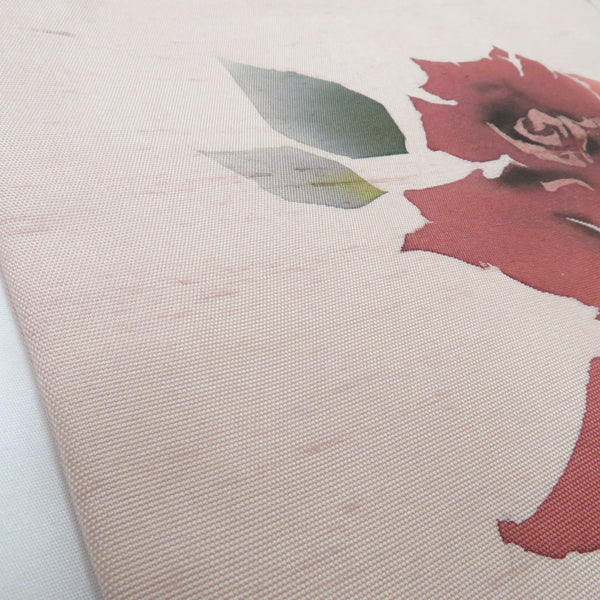 名古屋帯 正絹 紬地 薄ピンク地 薔薇柄 お太鼓柄 九寸帯 作家物 落款付 カジュアル 仕立て上がり 着物帯 バラ ばら 長さ377cm 【キモノオフ野々市若松店】 名古屋帯 正絹 紬地 薄ピンク地 薔薇柄 お太鼓柄 九寸帯 作家物 落款付