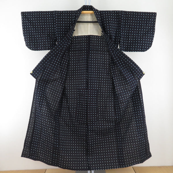 木綿着物 絣模様 単衣 バチ衿 黒色ｘ白色ｘ赤色 仕立て上がり着物 レトロ 身丈150cm 【キモノオフ野々市若松店】 木綿着物 アンティーク 木綿 単衣 絣模様 バチ衿 紺色x赤色x白色